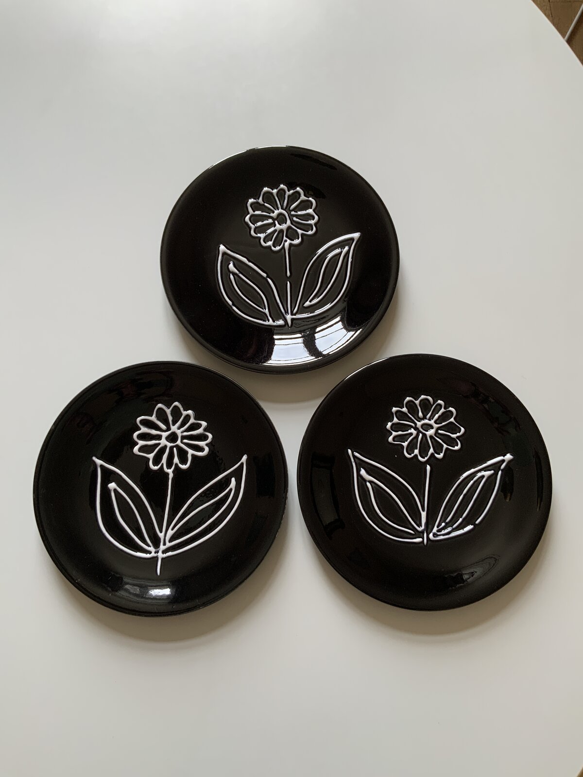 Robert Picault – 3 assiettes «fleur » - XXème