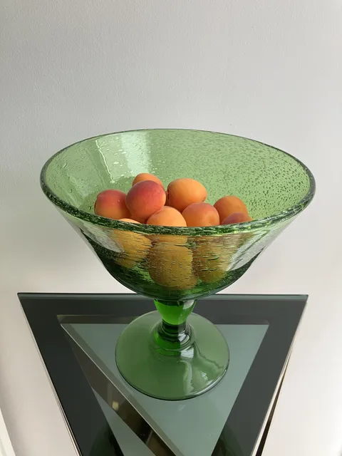 Coupe sur pied de Biot verte de forme évasée en verre soufflé