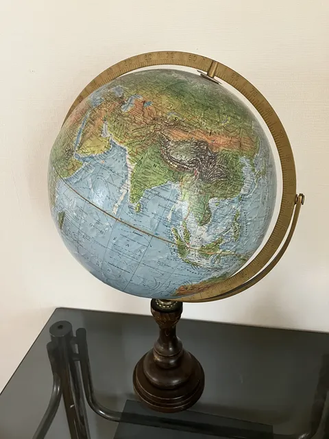 Grand globe terrestre pivotant