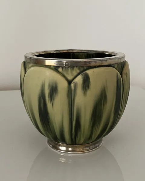 Vase céramique verte à 2 tons corolle de tulipe