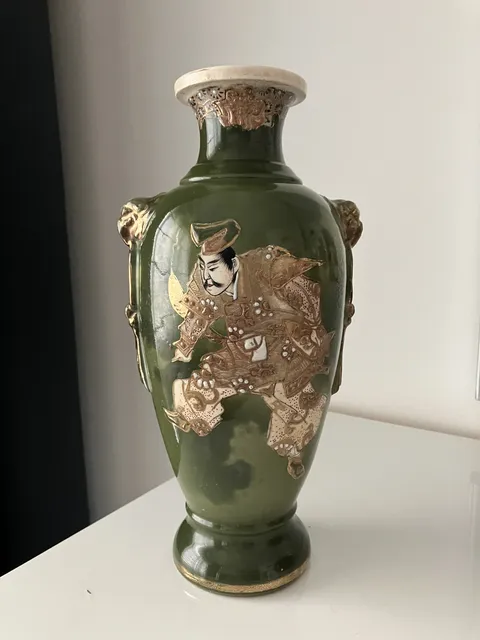 Vase japonais de style Satsuma motif samouraïs signé