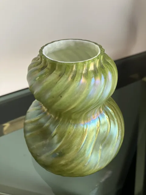 Vase en verre soufflé vert irisé - Johann Loetz
